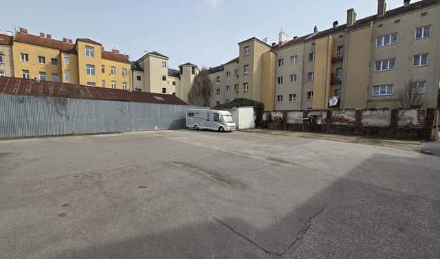 U nás zaparkujete od auta po bagr - Komárov, U vlečky, Brno – Komárov, okres Brno-město