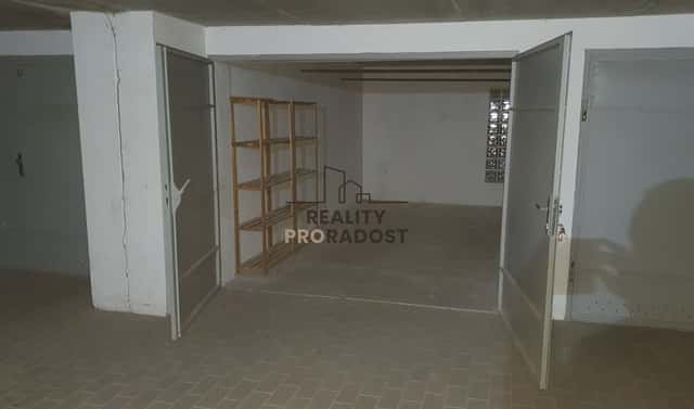 Pronájem garáže 18m2 v krytém komplexu U Lesíka ve Znojmě, pronájem garáž 18m2 Znojmo, U Lesíka, Znojmo
