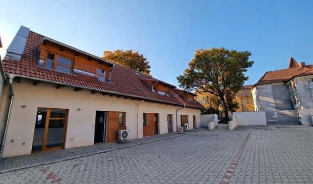 Prodej domu 110 m² s pozemkem 156 m², náměstí u dubu, Stochov, okres Kladno