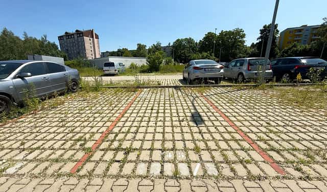 Prodej venkovního parkovacího stání v klidné části Milovic, Slepá, Milovice, okres Nymburk