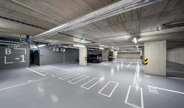 Vnitřní garážové stání v novostavbě bezpečné parkování v moderním rezidenčním projektu, Jáchymovská, Praha 5 – Řeporyje