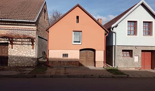 Vinný sklep s lisovnou a nástavbou v Drnholci, Drnholec, okres Břeclav