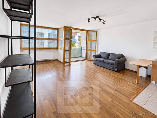 Světlý byt 1+kk s prostorným balkonem v moderní rezidenci u, Praha 5