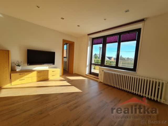 Pronájem bytu 2+1 s garáží v rodinném domě, 2x balkon, zahra, okres Opava