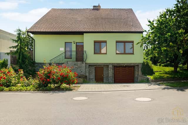 Rodinný dům se zahradou, saunou a garáží – Prosiměřice, okres Znojmo