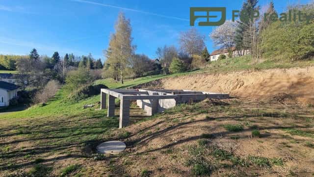 Prodej pozemku 1360 m2, s rozestavěným domem, Hlohov, okres Havlíčkův Brod