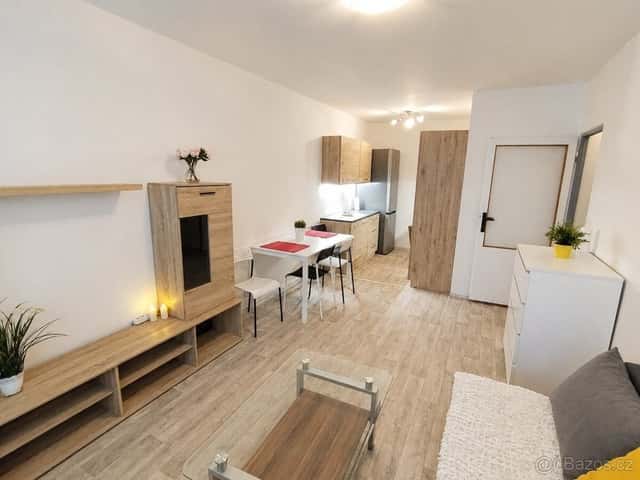 Prodej světlého bytu 2+kk s prostornou lodžií, celkem 50 m²,, okres Mělník