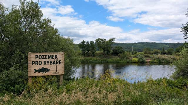 Pozemek na samotě u řeky Berounky (Všenory), okres Praha-západ