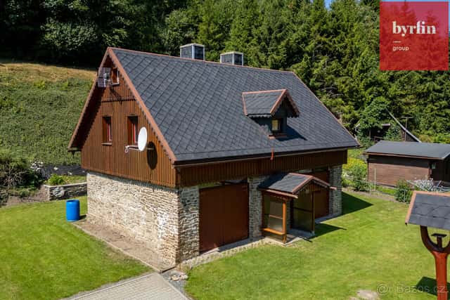 Rodinný dům 3+kk se dvěma garážemi, pozemkem 2 170 m² – Heř, okres Bruntál