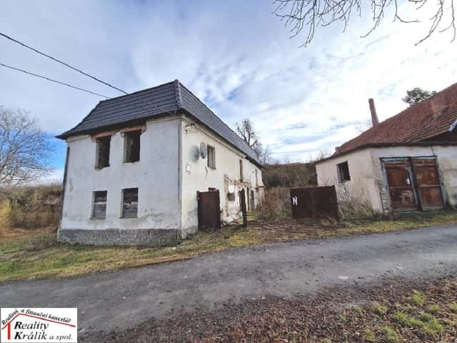 Dvoupatrový dům s podkrovím a zahradou, 3km od K.Hory, okres Kutná Hora