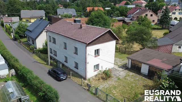 Investiční rodinný dům se dvěma byty, dvěma garážemi - Varns, okres Děčín