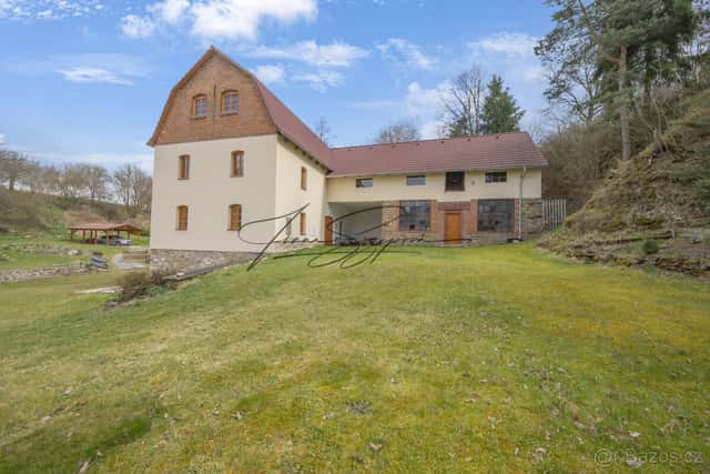 Zrekonstruovaný mlýn s rodinným domem na pozemcích 13 331 m², okres Písek