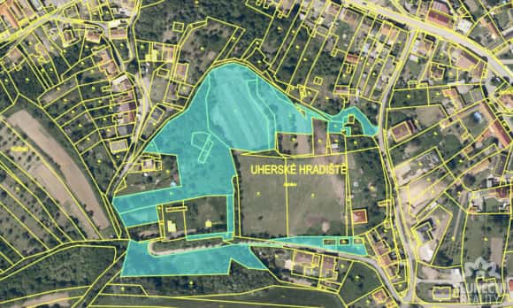 Rozsáhlý soubor pozemků 17 254 m², 8 000 m² ploch určených, okres Uherské Hradiště