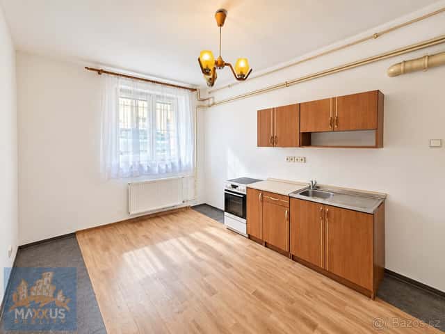 Pronájem bytu 2+kk (44 m²) ve snížením přízemí, Praha 5 – Ko, Praha 5