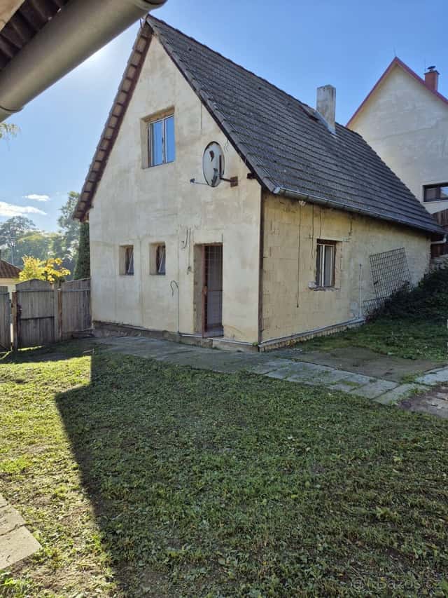 Rodinný dům s garáží v obci Holedeč - Veletice, okres Louny