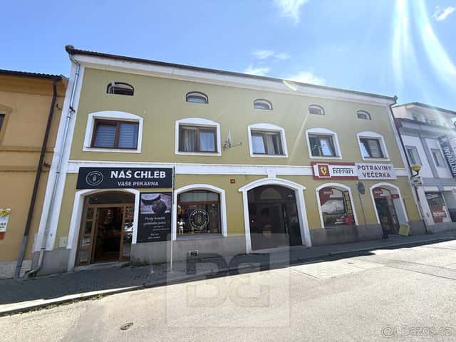 Ubytovací jednotka v činžovním domě situovaný na náměstí v o, okres Litoměřice