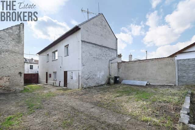 Rodinný dům k rekonstrukci se zahradou a garáží, Praha – Dub, Praha 10