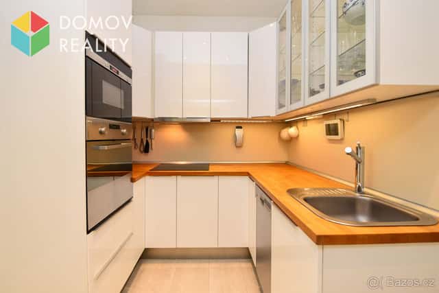 Světlý , moderně zařízený cihlový byt 2+kk, 52,7 m², Praha, Praha 4