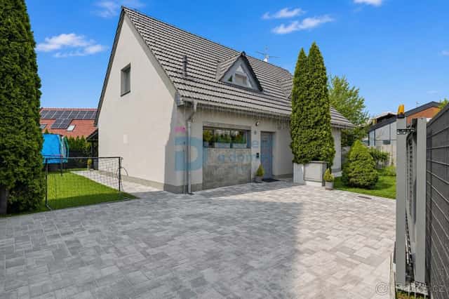Moderní rodinný dům 6+KK se zahradou, bazénem a chytrou domá, okres Olomouc