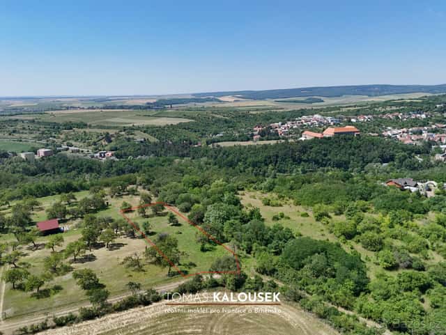 Slunný ovocný sad (2 107 m²) v Dolních Kounicích - příjezd a, Brno venkov, okres Brno-venkov