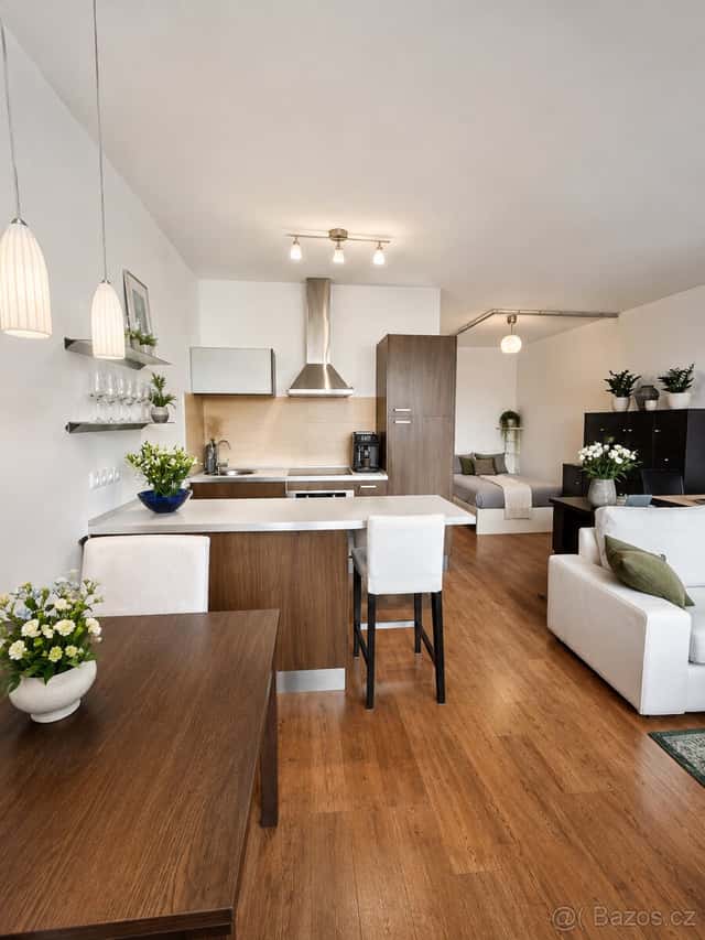Světlý 1+kk s velkou lodžií, garážovým stáním a sklepem, Praha 4