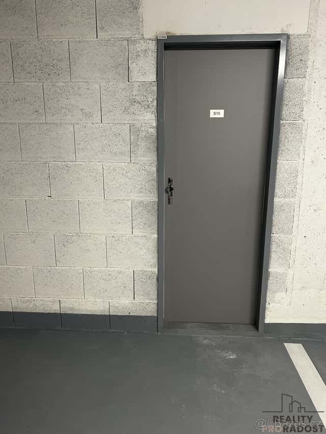Pronájem garážového stání 15 m2 + skladu 4,5 m², ul. Mechačk, Praha 10