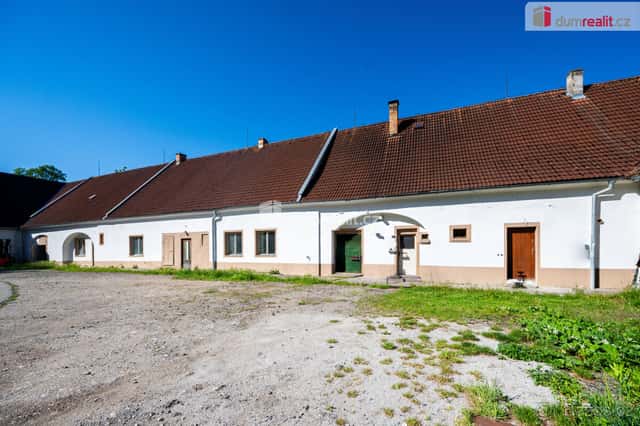 K prodeji, hlavní obytná část zemědělské usedlosti se 2 čísl, okres České Budějovice