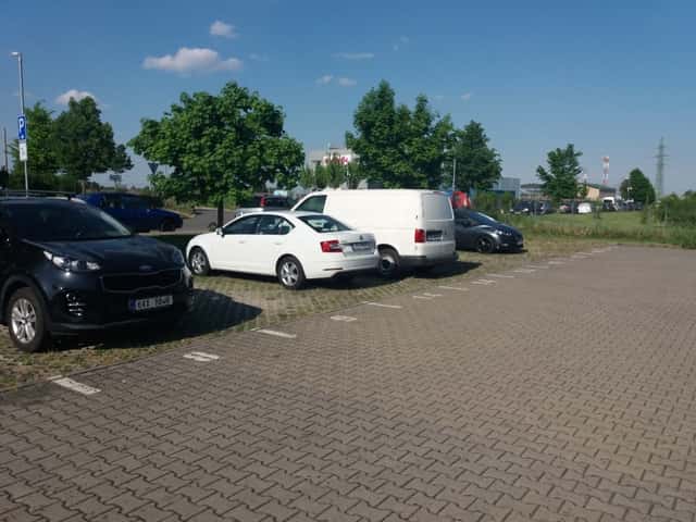 Pronájem parkovacího stání Jinočany. Pražský okruh 3 min., okres Praha-západ