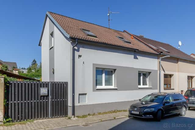 Zrekonstruovaný rodinný dům 4+1 se zahradou, bazénem, okres Kladno