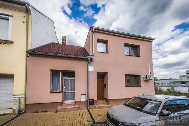 Prodej rodinného dvougeneračního domu s komerčním prostorem, okres Hodonín