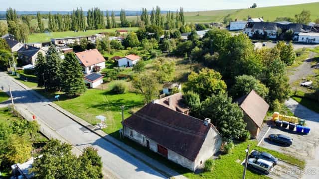 Prodej stavebního pozemku s rodinným domem k demolici/rekons, okres Benešov