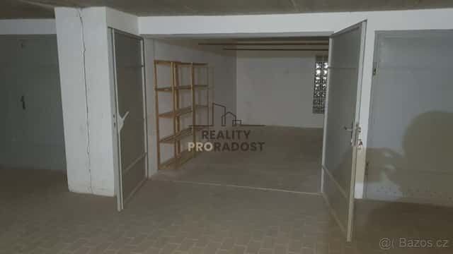 Pronájem garáže 18m2 v krytém komplexu U Lesíka ve Znojmě,, okres Znojmo