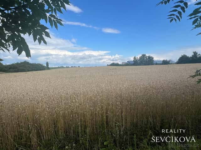 Prodej rovinatého stavebního pozemku, 633 m2, okres Pardubice