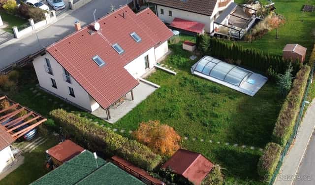 Pronájem hezkého domu 5+kk s garáží a bazeném ve Stochově, okres Kladno