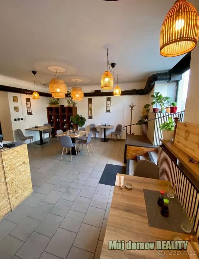 Pronájem zavedené restaurace 86 m and sup2; Rašínovo nábřeží, Praha 2