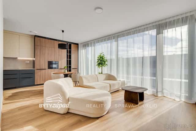 Pronájem plně vybaveného bytu 2+kk velikosti 56 m² s terasou, okres Plzeň-město