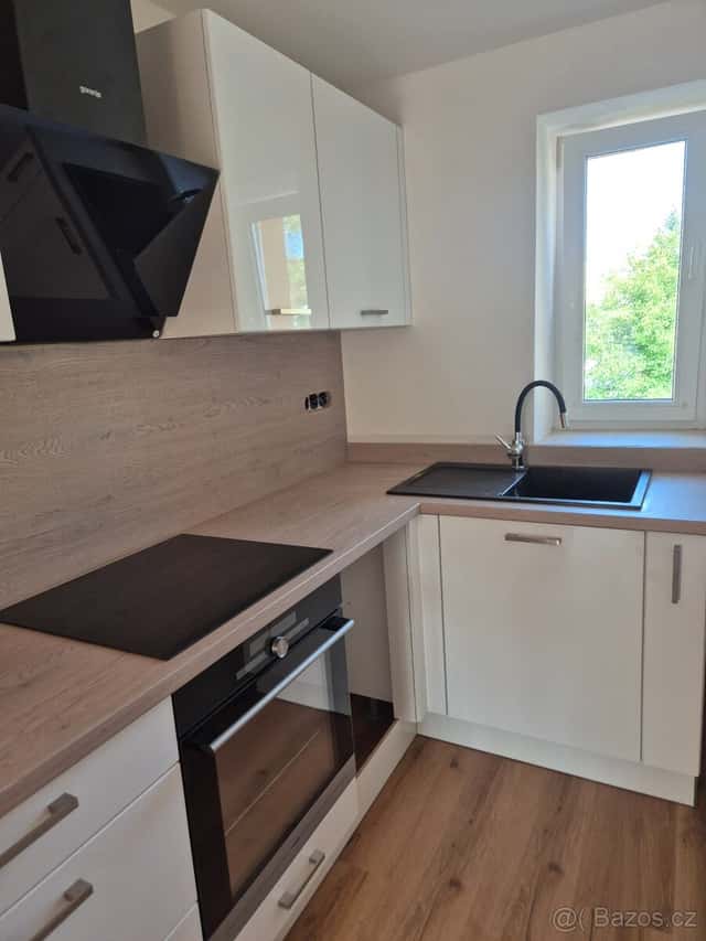 Pronájem bytu 3+1, 60 m², balkon, sklep, Žižkova 977, Přelou, okres Pardubice