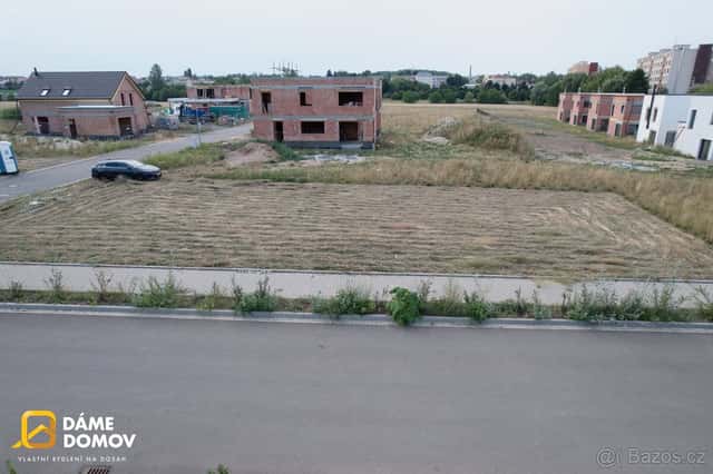 Slunný stavební pozemek 544 m² s projektem i stavebním povol, okres Kroměříž