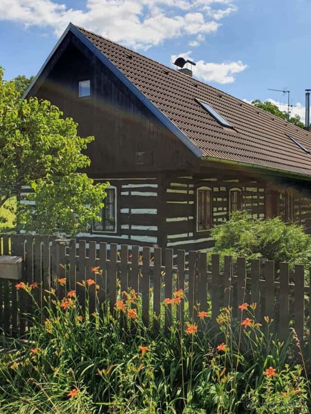 Prodej unikátního stavení s pozemkem 3 412 m², roubenou stod, okres Nymburk