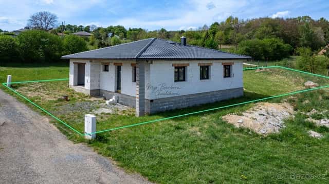 Moderní bungalov s garáží k dokončení pozemkem o výměře 818, okres Plzeň-jih