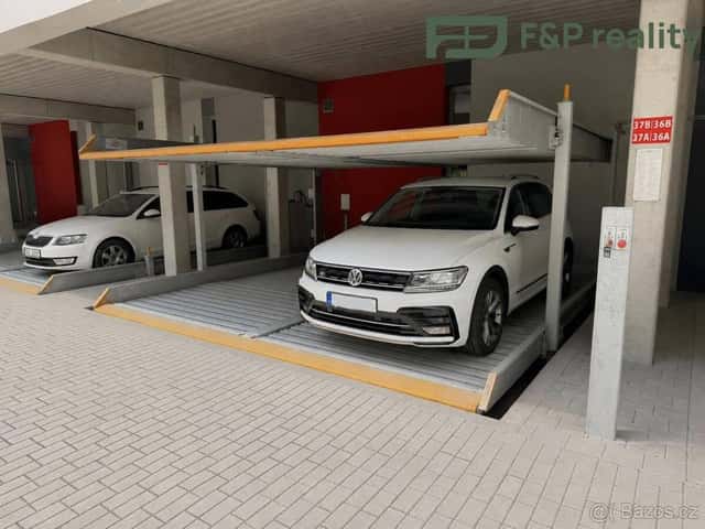 Pronájem zdvižného garážového stání 18 m2, Kolín, okres Kolín
