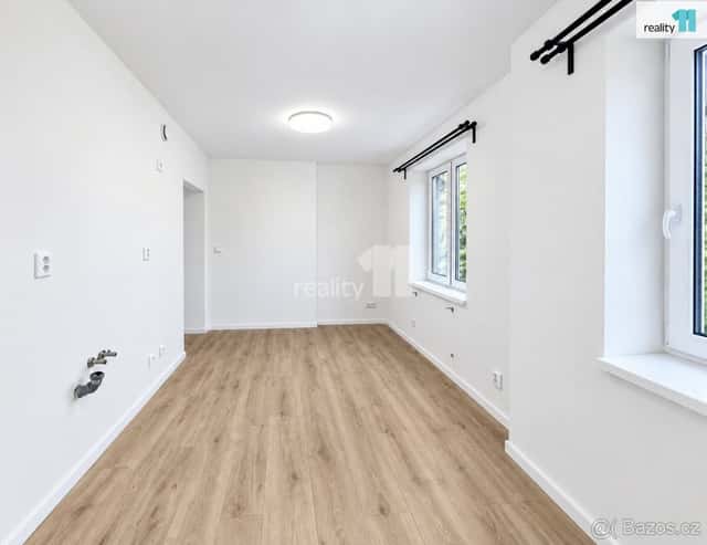 Světlé 1+kk, 24,5 m² po renovaci | Praha 9 – Hrdlořezy, Praha 9