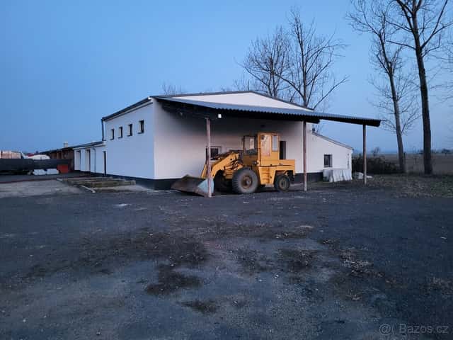 SKLADY, SKLADOVACÍ PLOCHY 100-1000m2 Městec Chrudim, okres Chrudim