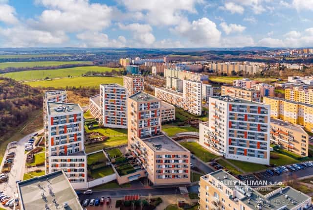 K prodeji světlý a moderní prakticky nový byt 2+kk 50 m2 /L/, Praha 10