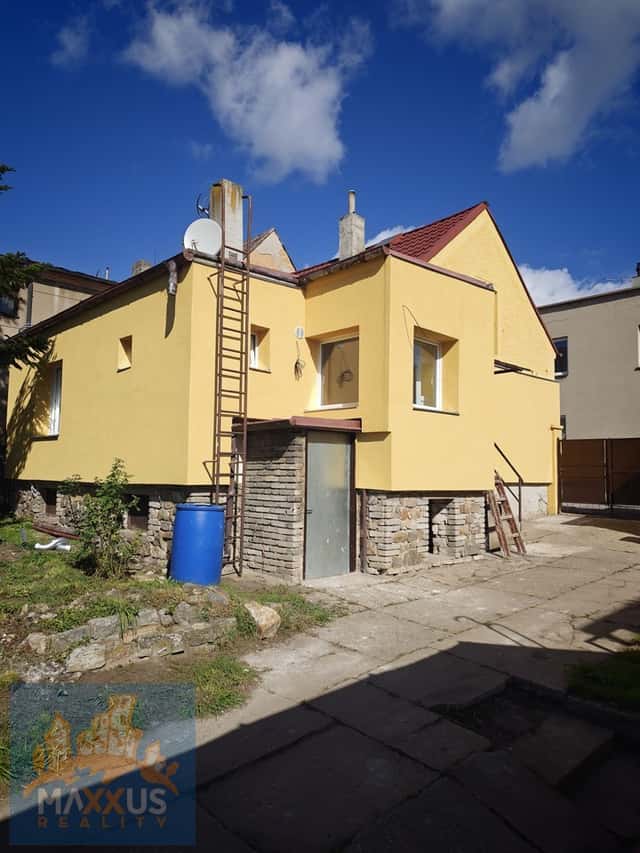 Rodinný dům 2+1 s garáží a pozemkem 1 300 m², Praha-západ -, okres Praha-západ
