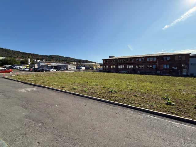 Pronájem travnaté plochy 2200m2 přípojky ing. sítě, okres Ústí nad Labem