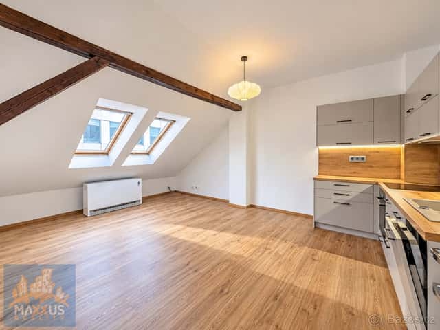 Pronájem mezonetového bytu 2+kk s obytným podkrovím, 62,4 m², Praha 8