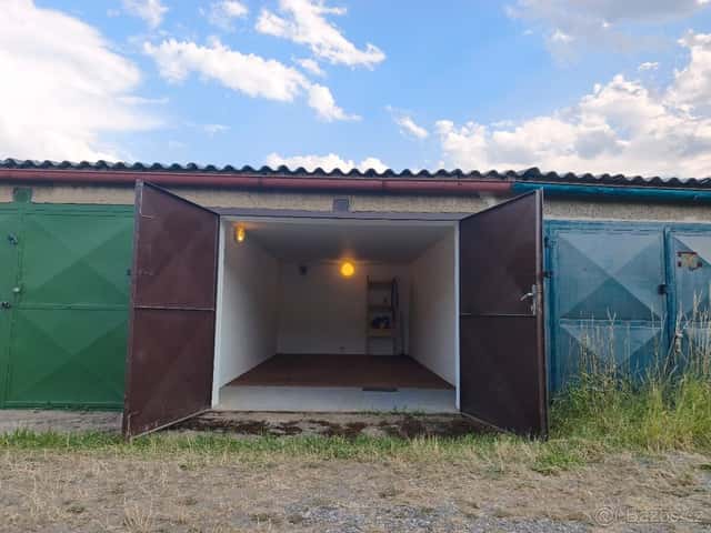 Garáž - Mníšek pod Brdy - 23m2 - elektřina + vlastní pozemek, okres Praha-západ