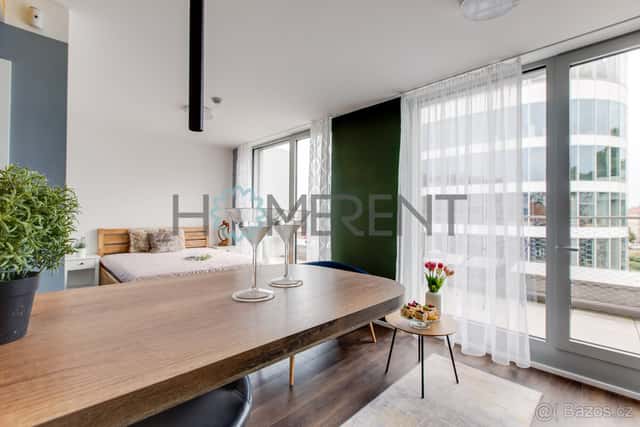 Moderní byt 1+kk s velkým balkonem a sdílenou terasou – Smíc, Praha 5