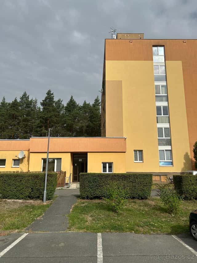 Byt 1+1 v uzavřeném areálu s možností parkování – Horní Bříz, okres Plzeň-sever